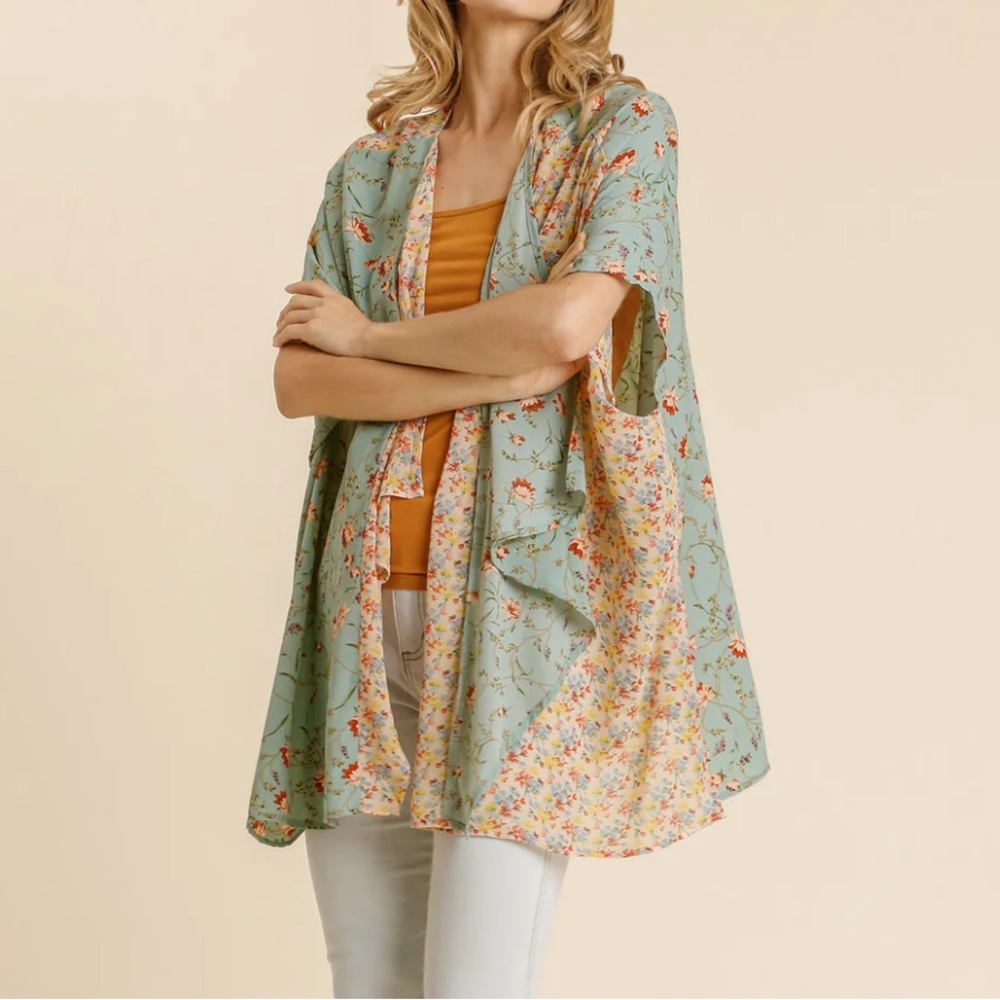 Umgee--Mixed Floral Print Short Sleeve Open Front Kimono size M/L